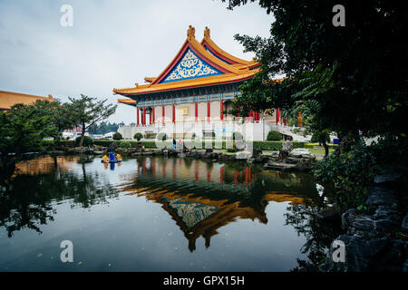 La National Concert Hall e uno stagno a Taiwan Democracy Memorial Park, in Taipei, Taiwan. Foto Stock