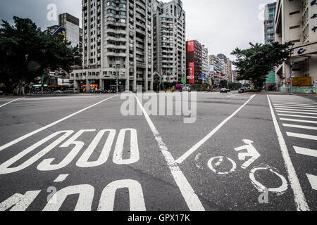 L'intersezione di Xinyi Road e Hangzhou Road, nel quartiere Zhongzheng, di Taipei, Taiwan. Foto Stock