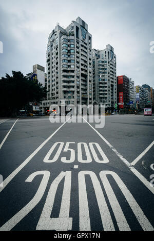 L'intersezione di Xinyi Road e Hangzhou Road, nel quartiere Zhongzheng, di Taipei, Taiwan. Foto Stock