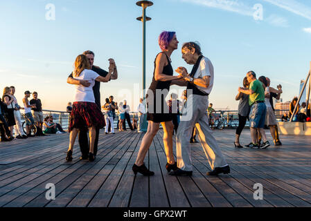 New York, Stati Uniti d'America - 5 Settembre 2016 - una coppia di anziani fa il Tango su Christopher Street Pier in Hudson River Park ©Stacy Rosenstock Walsh/Alamy Foto Stock