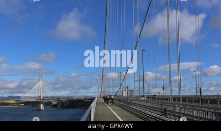 I ciclisti sul Forth Road Bridge in Scozia Agosto 2016 Foto Stock