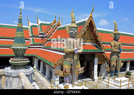 La porta di Wat Phra Kaew è sorvegliata da un paio di statue di yakshas, giganti mitici che misurano 5 metri (16 piedi) di altezza. Grand Palace Bangkok Thailandia Foto Stock