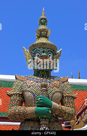 Il demone Guardiano 'Yaksha' chiamato Thotsakhirithon di Wat Phra Kaew, Grand Palace Bangkok Thailandia Foto Stock