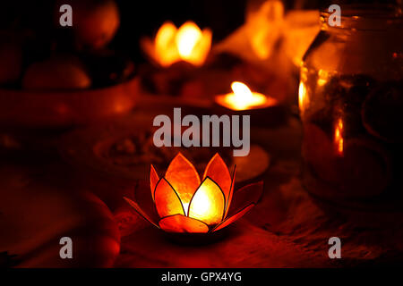 Bellissima incantevole lotus forma candlelabre con candela che brucia. Foto Stock