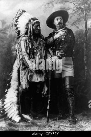 William Notman studios - Toro Seduto e Buffalo Bill (1895) ritratto fotografico Foto Stock