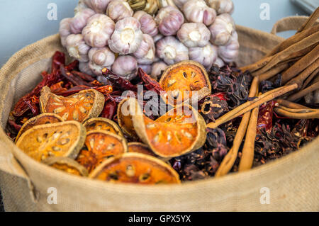 Vari tipi di spezie o condimenti nel sacco. Foto Stock
