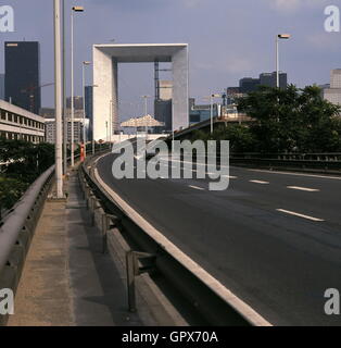 AJAXNETPHOTO. LUGLIO 1989. PARIGI, FRANCIA. - GRANDE ARCHE DE LA DEFENSE NEL QUARTIERE DEGLI AFFARI DELLA CITTÀ. FOTO:JONATHAN EASTLAND/AJAX RIF:890667 Foto Stock