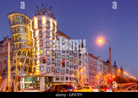 Praga Dancing House by Frank Gehry Building al tramonto, appartamenti a Praga case residenziali, la notte sta arrivando l'ora blu Foto Stock