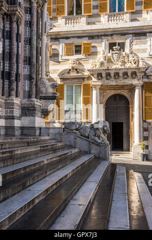 Lion statua della Cattedrale di San Lorenzo e il Duomo di Genova, liguria, Italy Foto Stock