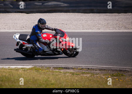 Motociclisti in corrispondenza di una via giornata cavalcando su pista a Mondello Park, nella contea di Kildare, Irlanda Foto Stock