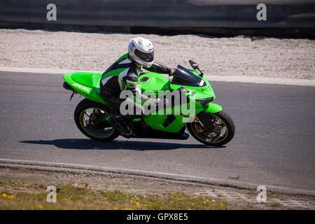 Motociclisti in corrispondenza di una via giornata cavalcando su pista a Mondello Park, nella contea di Kildare, Irlanda Foto Stock