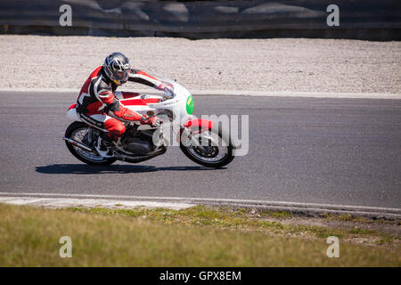 Motociclisti in corrispondenza di una via giornata cavalcando su pista a Mondello Park, nella contea di Kildare, Irlanda Foto Stock