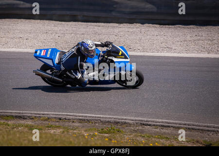 Motociclisti in corrispondenza di una via giornata cavalcando su pista a Mondello Park, nella contea di Kildare, Irlanda Foto Stock