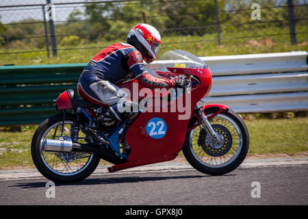 Motociclisti in corrispondenza di una via giornata cavalcando su pista a Mondello Park, nella contea di Kildare, Irlanda Foto Stock