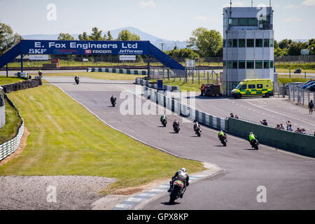 Motociclisti in corrispondenza di una via giornata cavalcando su pista a Mondello Park, nella contea di Kildare, Irlanda Foto Stock