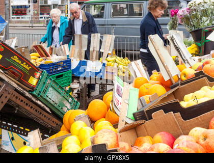 Negozi di frutta e verdura presso un negozio locale sulla high street, Nottinghamshire, England, Regno Unito Foto Stock