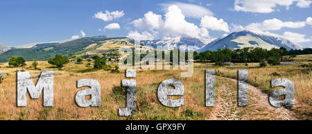 Panorama delle montagne del gruppo Majella da nord vista con testo Foto Stock