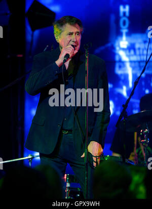 Bryan Ferry dei Roxy Music preforme a un corporate gig. Foto Stock