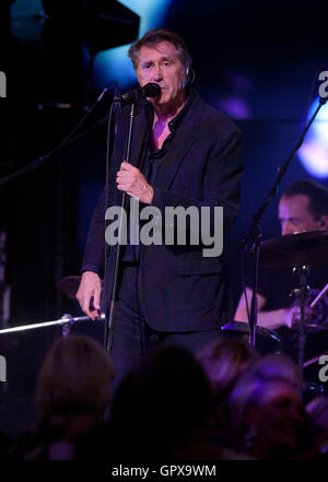 Bryan Ferry dei Roxy Music preforme a un corporate gig. Foto Stock