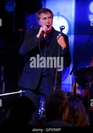 Bryan Ferry dei Roxy Music preforme a un corporate gig. Foto Stock