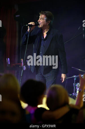 Bryan Ferry dei Roxy Music preforme a un corporate gig. Foto Stock