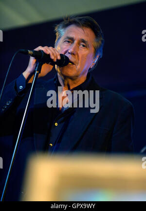 Bryan Ferry dei Roxy Music preforme a un corporate gig. Foto Stock