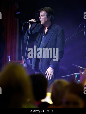 Bryan Ferry dei Roxy Music preforme a un corporate gig. Foto Stock