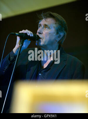 Bryan Ferry dei Roxy Music preforme a un corporate gig. Foto Stock