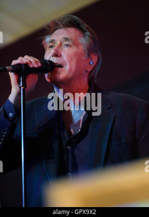 Bryan Ferry dei Roxy Music preforme a un corporate gig. Foto Stock