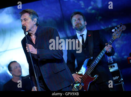 Bryan Ferry dei Roxy Music preforme a un corporate gig. Foto Stock