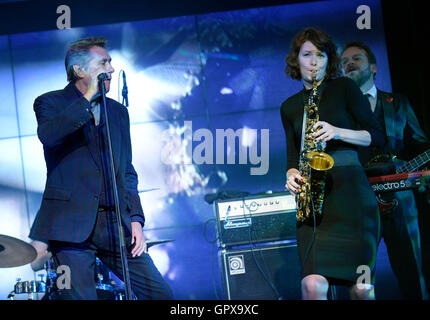 Bryan Ferry dei Roxy Music preforme a un corporate gig. Foto Stock