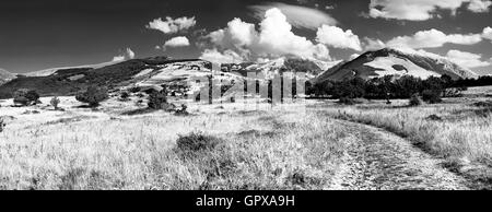 Panorama in bianco e nero del gruppo montuoso Majella da nord vista Foto Stock