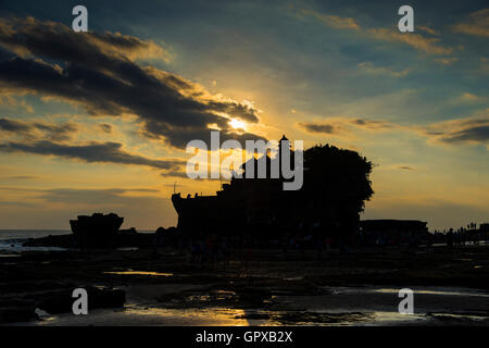 Tramonto dietro dal Tempio Tanah Lot, Bali. Foto Stock