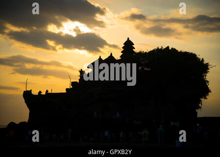 Tramonto dietro dal Tempio Tanah Lot, Bali. Foto Stock