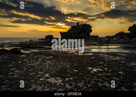 Tramonto dietro dal Tempio Tanah Lot, Bali. Foto Stock