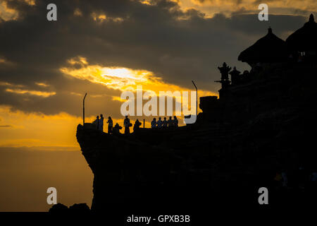 Tramonto dietro dal Tempio Tanah Lot, Bali. Foto Stock