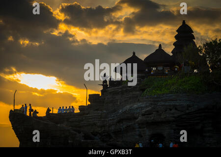 Tramonto dietro dal Tempio Tanah Lot, Bali. Foto Stock