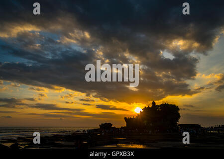 Tramonto dietro dal Tempio Tanah Lot, Bali. Foto Stock