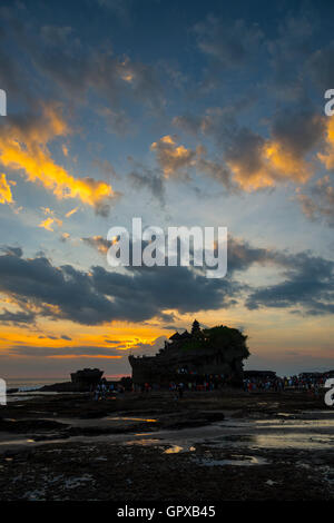 Tramonto dietro dal Tempio Tanah Lot, Bali. Foto Stock