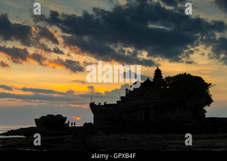 Tramonto dietro dal Tempio Tanah Lot, Bali. Foto Stock