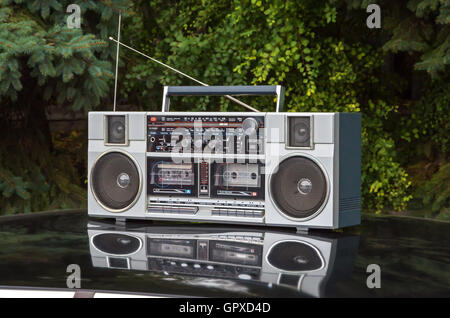 Dispositivo per la riproduzione di audio e la registrazione è sul tetto di una vettura retrò Foto Stock