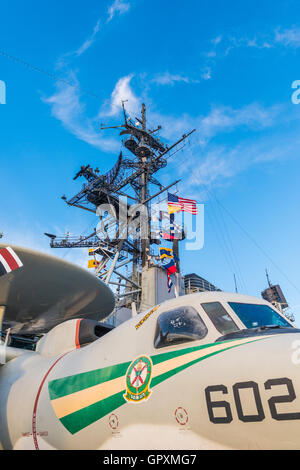 La USS Midway Museum è un museo marittimo a Navy Pier in San Diego. Foto Stock