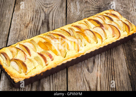 Torta di mele con ricotta e pesche Foto Stock