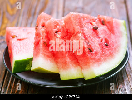 Anguria fresca sulla piastra e su una tavola Foto Stock