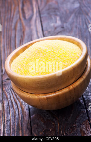 Corn porridge nel recipiente e su un tavolo Foto Stock