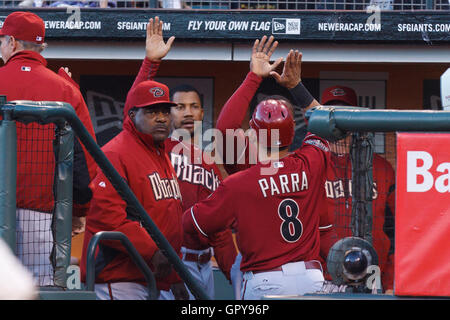 11 maggio 2011; San Francisco, CA, Stati Uniti; l'esterno sinistro degli Arizona Diamondbacks Gerardo Parra (8) è congratulato con i compagni di squadra dopo aver segnato un run contro i San Francisco Giants durante il secondo inning all'AT&T Park. Foto Stock