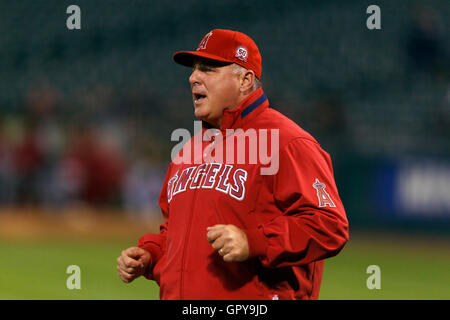 Maggio 16, 2011; Oakland, CA, Stati Uniti d'America; Los Angeles Angeli manager Mike Scioscia (14) si avvicina home piastra per sostenere una chiamata durante il primo inning contro Oakland atletica di Oakland-Alameda County Coliseum. Foto Stock