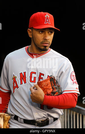 Maggio 17, 2011; Oakland, CA, Stati Uniti d'America; los angeles angeli shorstop maicer izturis (13) entra la piroga prima della partita contro Oakland atletica di Oakland-alameda county coliseum. oakland sconfitto los angeles 14-0. Foto Stock