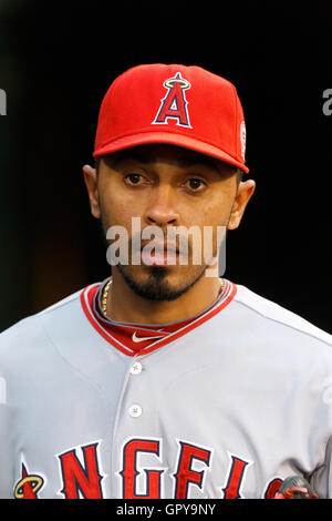 Maggio 17, 2011; Oakland, CA, Stati Uniti d'America; los angeles angeli shorstop maicer izturis (13) entra la piroga prima della partita contro Oakland atletica di Oakland-alameda county coliseum. oakland sconfitto los angeles 14-0. Foto Stock