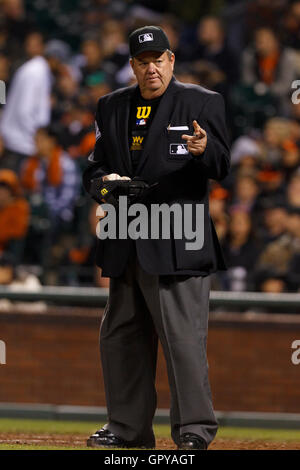 Maggio 25, 2011; San Francisco, CA, Stati Uniti d'America; Home plate arbitro Joe West (22) durante l'ottavo inning tra i San Francisco Giants e Florida Marlins presso AT&T Park. Foto Stock